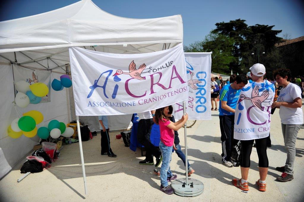 In alto la bandiera AiCRA Onlus! Milano Marathon AiCRA Stand