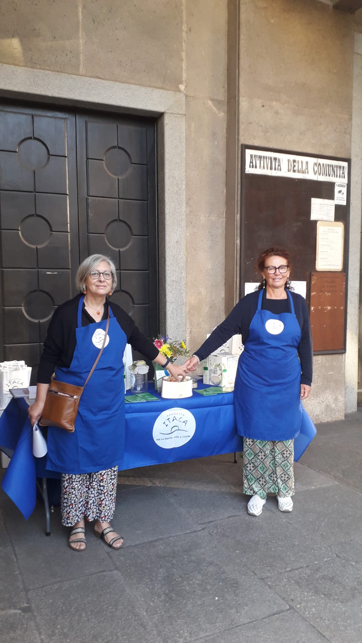 due volontarie che si tengono la mano