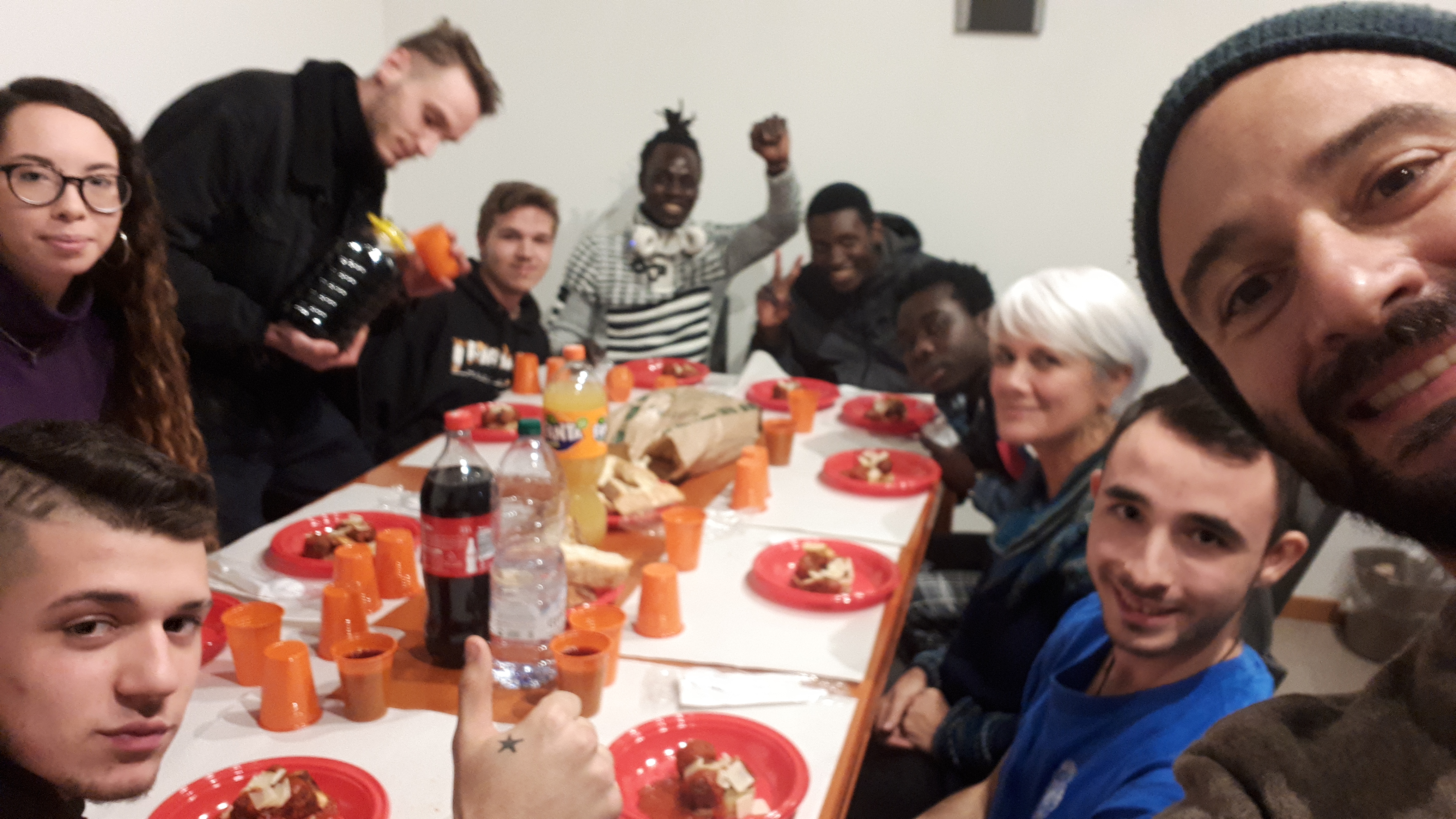 Cena di un gruppo di ragazzi ospitati