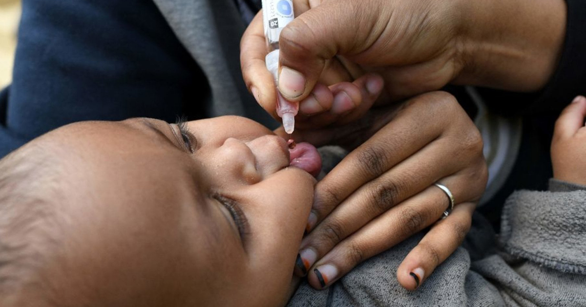 Un bambino riceve il vaccio contro la Polio