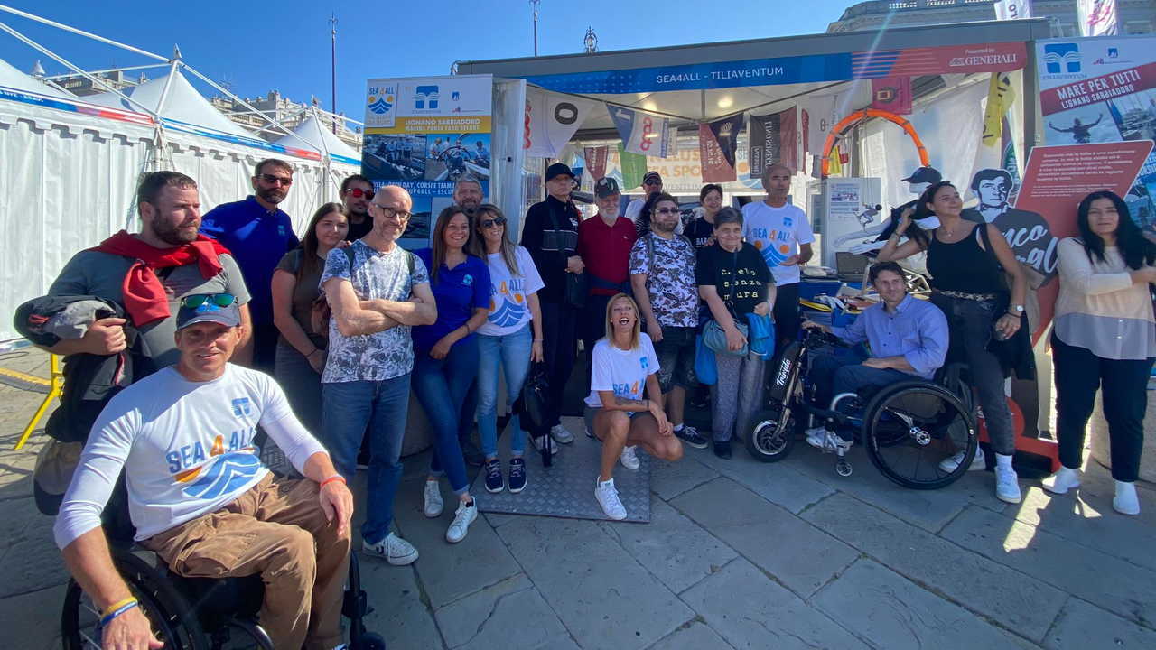 uno dei gruppi allo stand Sea4All in Barcolana 2023 dopo aver veleggiato in mare a Trieste