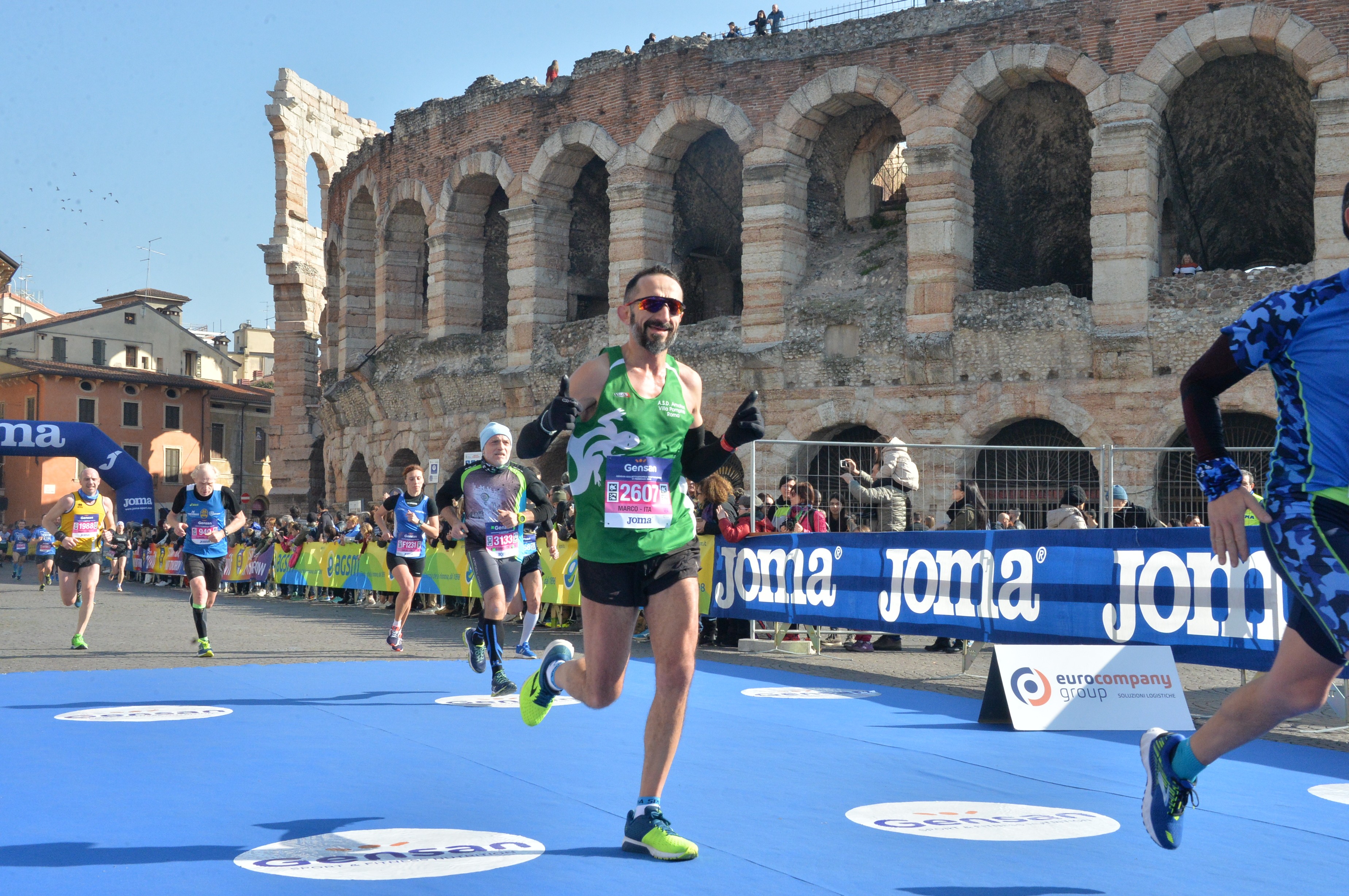 Sorriso? Una curva che raddrizza tutto di Marco Visconti Sorriso? Una curva che raddrizza tutto-Marco Visconti