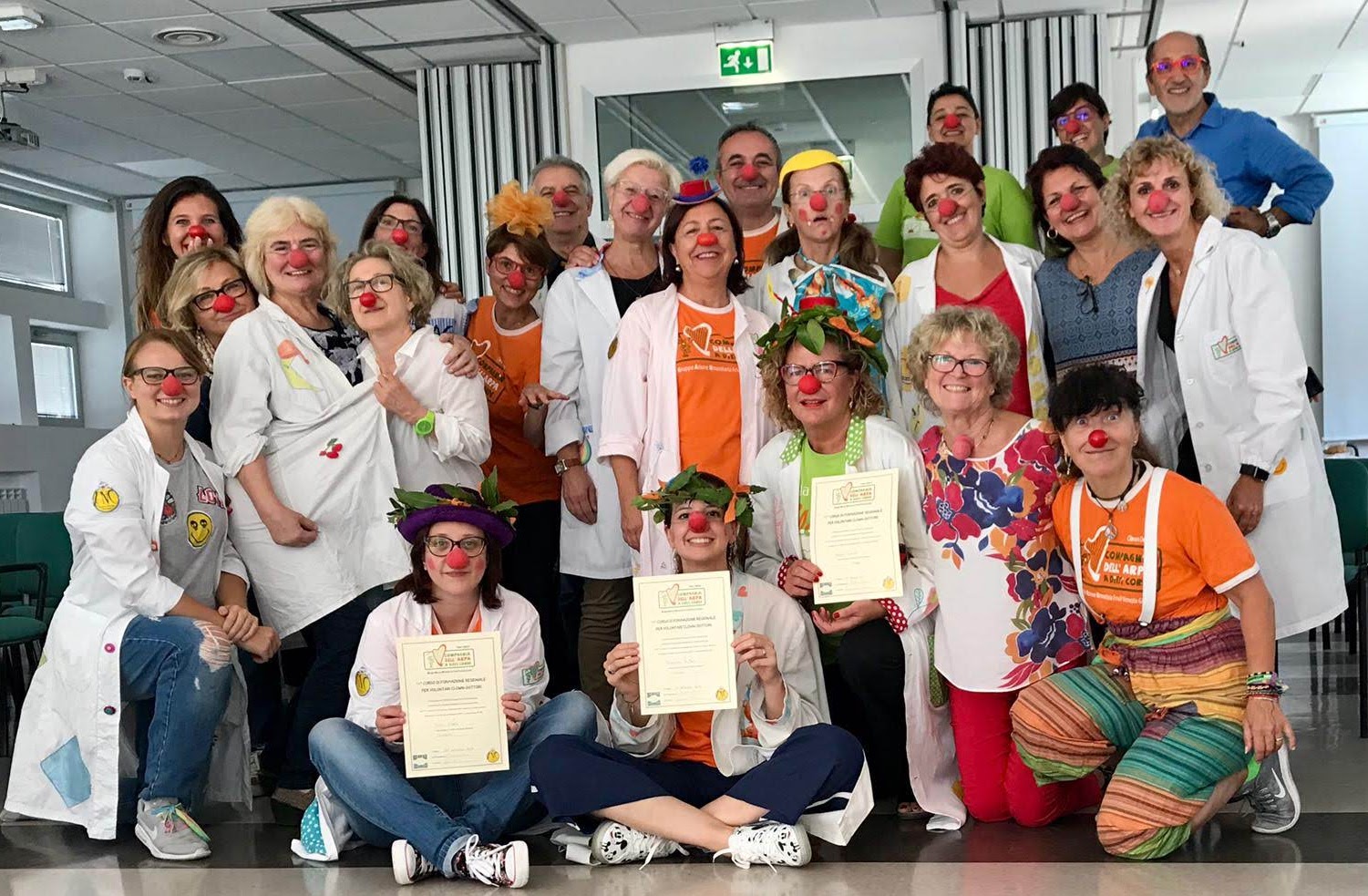 Scuola per Nasi Rossi : che strambata ! di Clown Dottori "Arpa a Dieci Corde" Scuola per Nasi Rossi : che strambata !-Clown Dottori "Arpa a Dieci Corde"