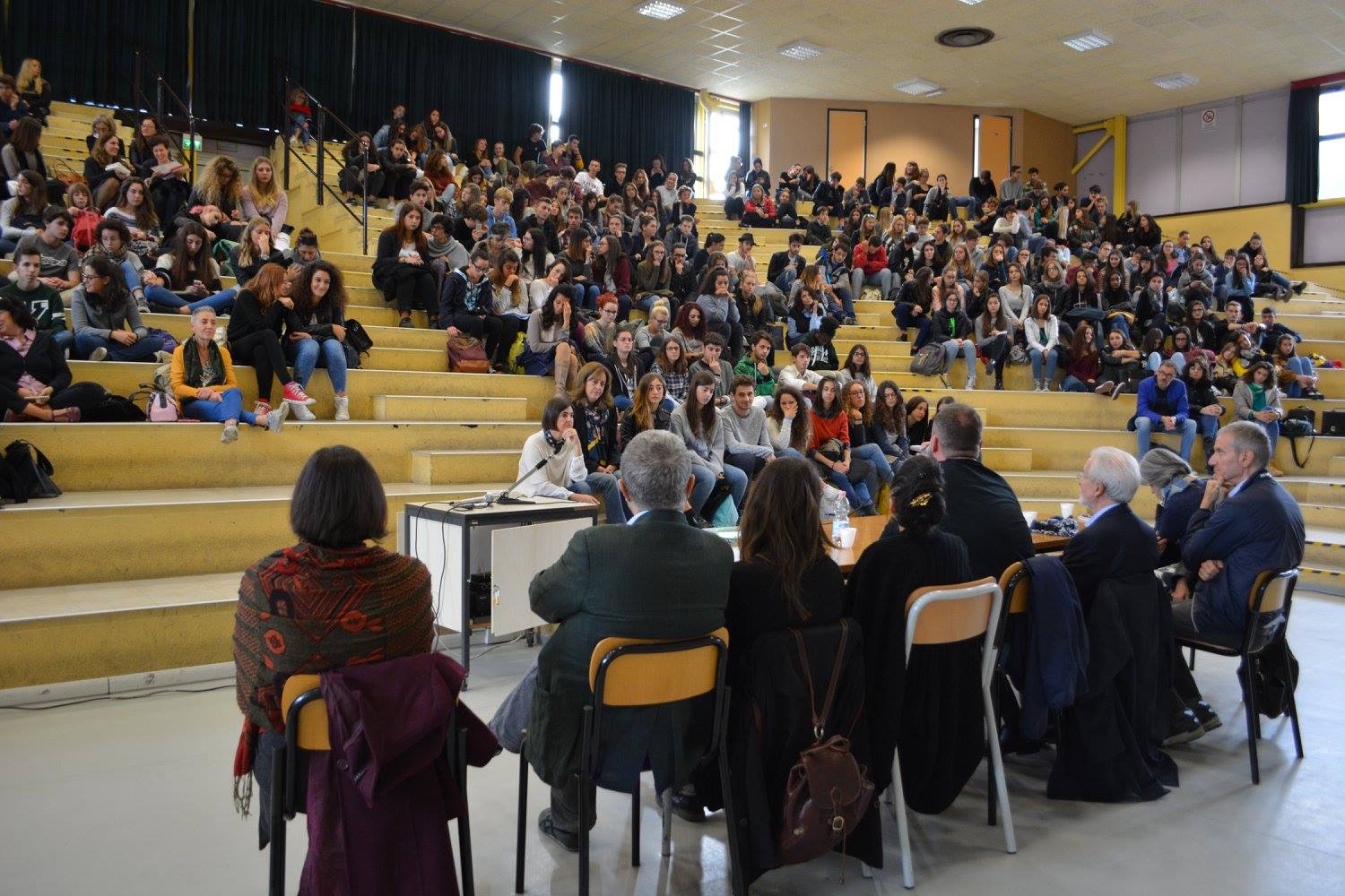 AIUTA I GIOVANI CHE LEGGONO di Letteraria AIUTA I GIOVANI CHE LEGGONO-Letteraria