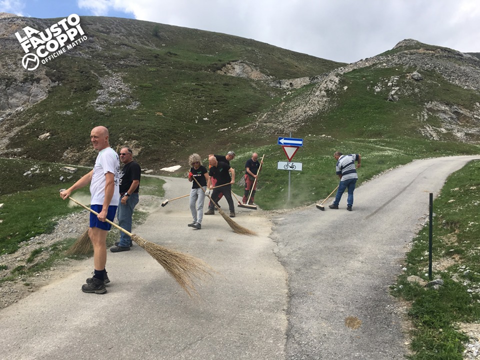 SALVIAMO LE STRADE DI MONTAGNA di FAUSTO COPPI ON THE ROAD SALVIAMO LE STRADE DI MONTAGNA -FAUSTO COPPI ON THE ROAD