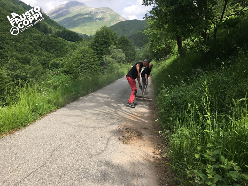 SALVIAMO LE STRADE DI MONTAGNA di FAUSTO COPPI ON THE ROAD SALVIAMO LE STRADE DI MONTAGNA -FAUSTO COPPI ON THE ROAD