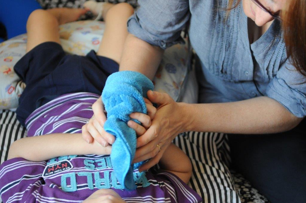 ASSISTENZA SANITARIA AI BAMBINI GRAVEMENTE DISABILI La Fondazione Maddalena Grassi assiste al domicilio attualmente 75 bambini affetti da disabilità gravissime, in convenzione per l’assistenza domiciliare integrata con le Asl di Milano, Milano 1, Monza e Brianza.