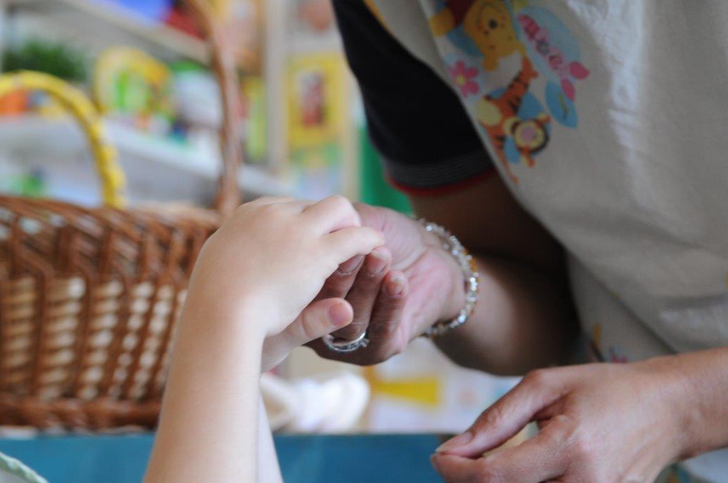 ASSISTENZA AI BAMBINI GRAVEMENTE DISABILI La Fondazione Maddalena Grassi assiste al domicilio attualmente 75 bambini affetti da disabilità gravissime, in convenzione per l’assistenza domiciliare integrata con le Asl di Milano, Milano 1, Monza e Brianza.