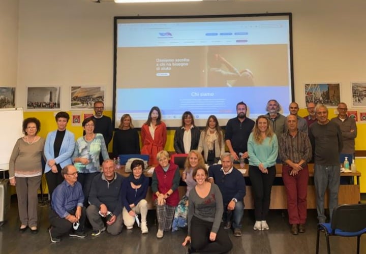 A NATALE REGALA L’ ASCOLTO di TELEFONO AMICO ITALIA A NATALE REGALA L’ ASCOLTO-TELEFONO AMICO ITALIA