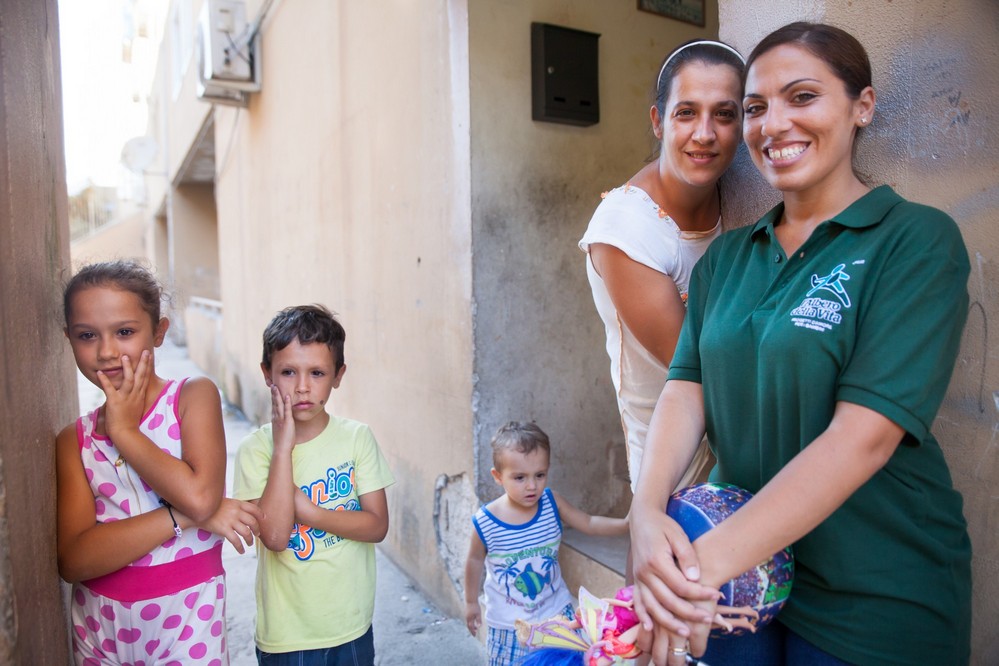 Consegniamo sorrisi! di L'Albero della Vita Consegniamo sorrisi!-L'Albero della Vita