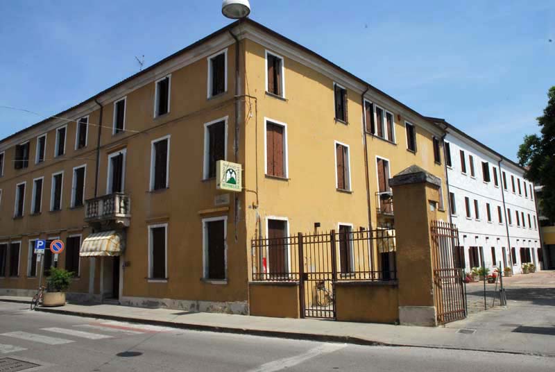 Automezzo per trasporto anziani di casa di riposo di Monselice Automezzo per trasporto anziani-casa di riposo di Monselice