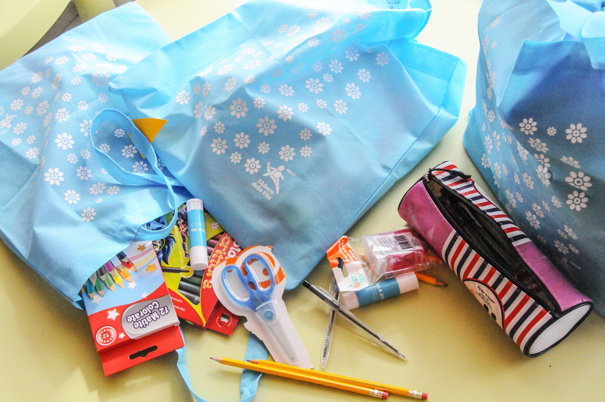 Consegniamo sorrisi! di L'Albero della Vita Consegniamo sorrisi!-L'Albero della Vita