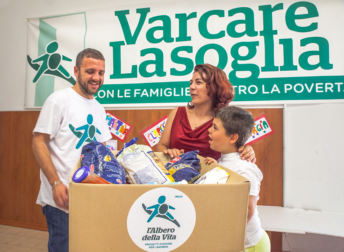 Consegniamo sorrisi! di L'Albero della Vita Consegniamo sorrisi!-L'Albero della Vita
