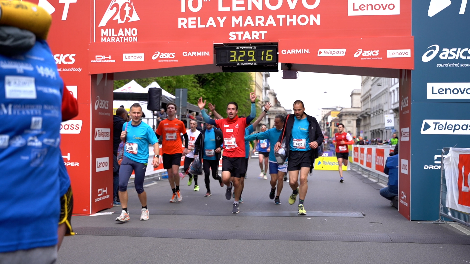 Tutti in piedi sul divano di Centro Gulliver Tutti in piedi sul divano-Centro Gulliver